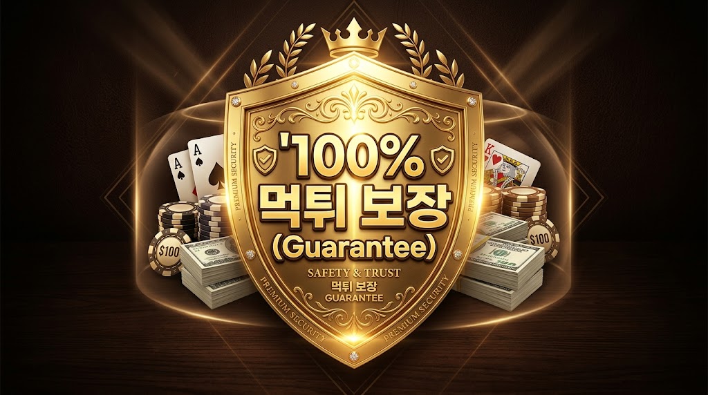 "생동감 넘치는 온라인 카지노 경기장 배경. 전경에는 짙은색 셔츠를 입고 고민에 잠긴 한국인 남성 플레이어가 30,000칩 스택 앞에 앉아 있다. 그 맞은편에 흰색 셔츠와 검은색 베스트를 입은 전문 여성 딜러가 100,000칩 추가 애드온 스택과 50,000원권 현금 뭉치, 신용카드를 내밀고 있다. 딜러와 플레이어 사이에는 'ROI +250% vs ROI +25%'라는 수학적 수익률 비교와 'ADDON MATH GUIDANCE'라는 텍스트가 적힌 홀로그램 계산기 그래픽이 떠 있다. 상단에는 '남들 다 한다고 애드온 결제? 호구 탈출하는 수학적 타이밍'이라는 굵고 노란색/빨간색 텍스트가 있으며, 하단에는 'MY CHIPS: 30k', 'ADDON: 100k'라는 텍스트가 포함되어 있어, 이 이미지의 핵심 주제와 가치를 명확히 보여준다."